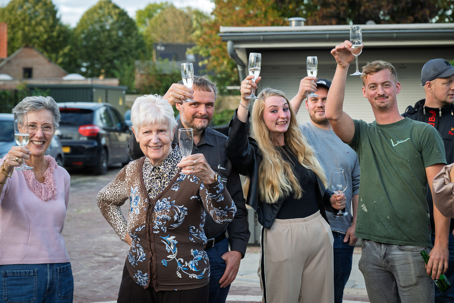 Aanwezigen heffen het glas voor een toost. (2)