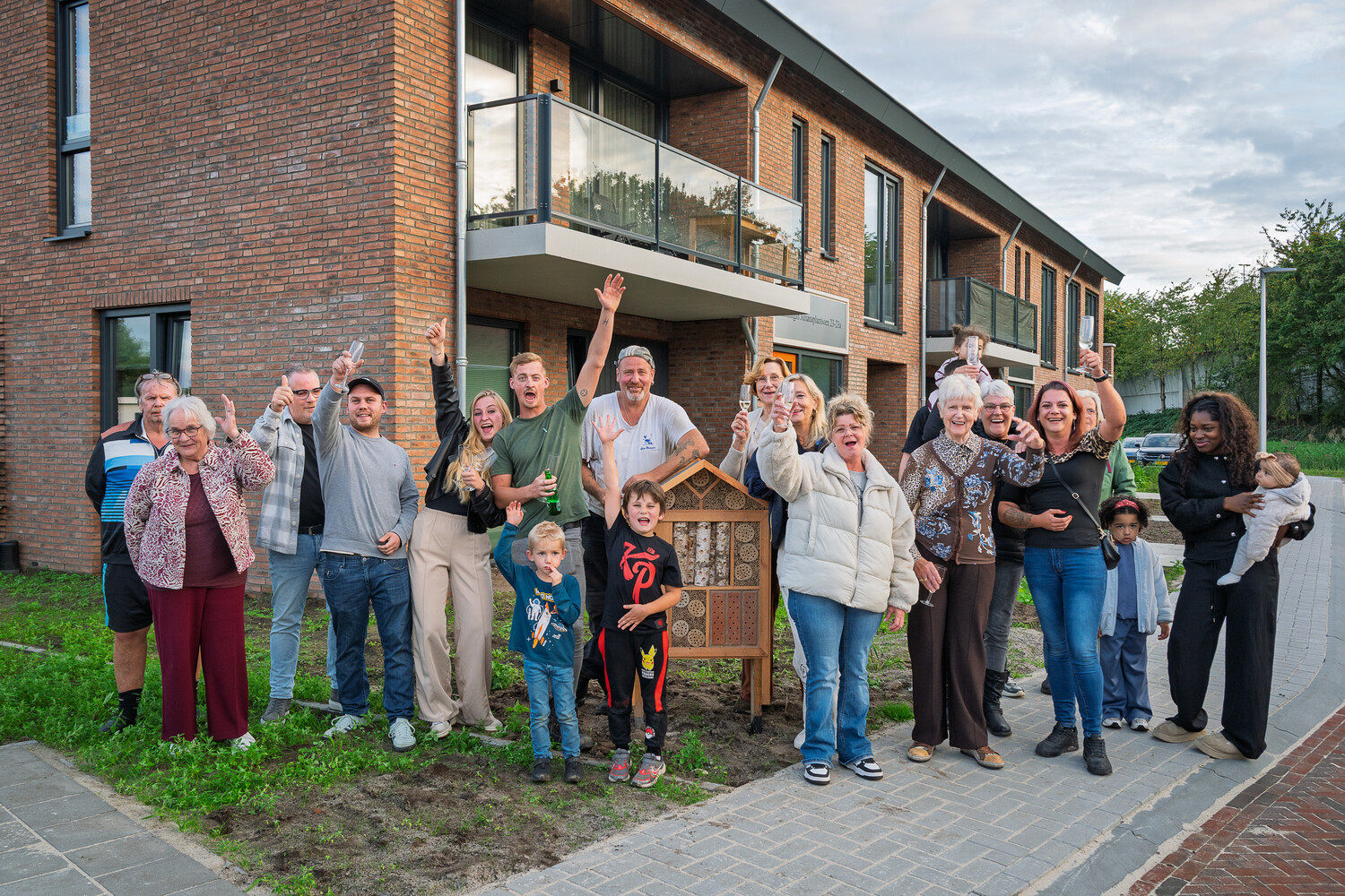 Foto van de nieuwe bewoners voor de woningen en het bijenhotel.