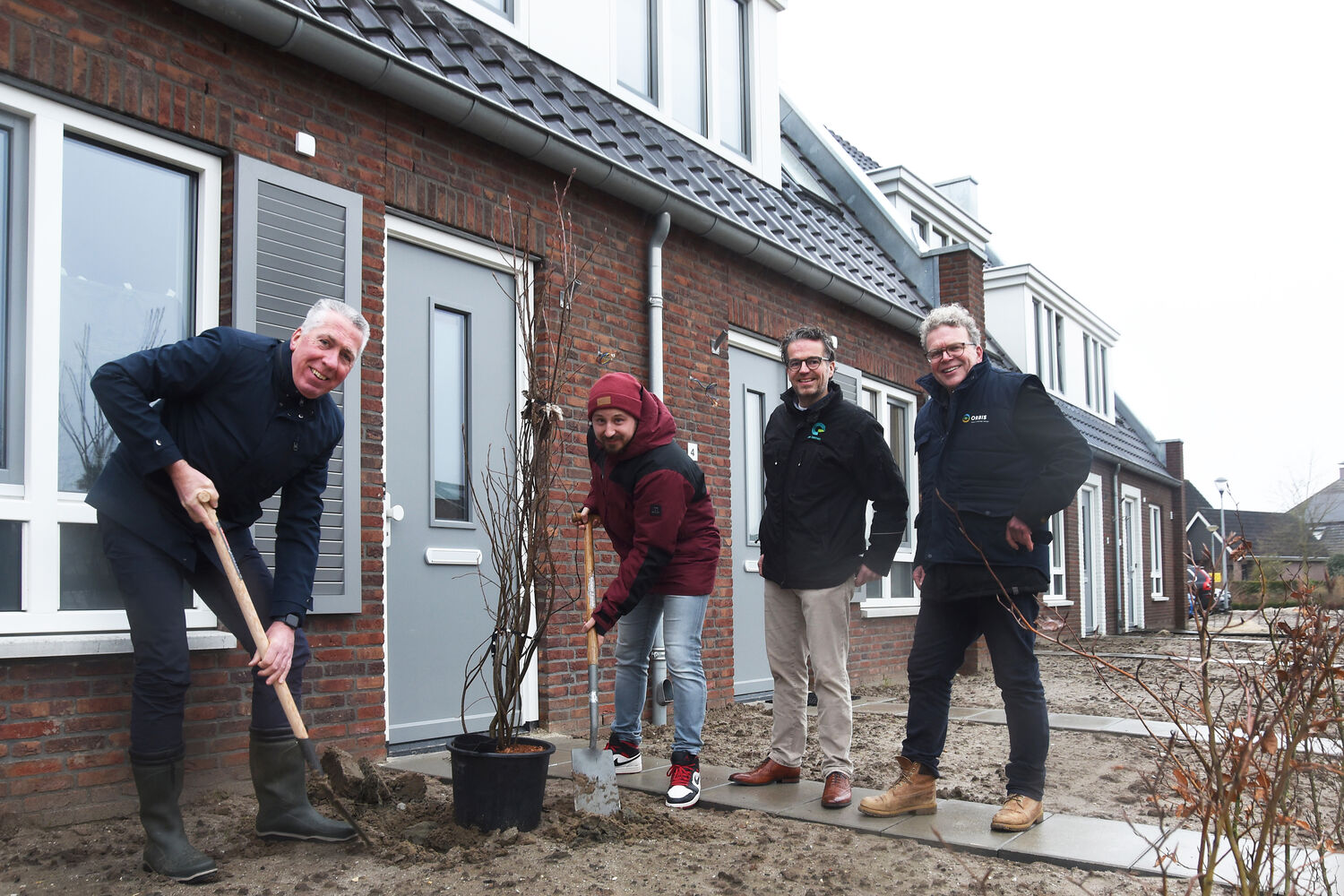 Op de foto: Wethouder Van Leeuwen en de heer Groenewold planten de welkomstboom onder toeziend oog van Martijn Groof van De Kernen.