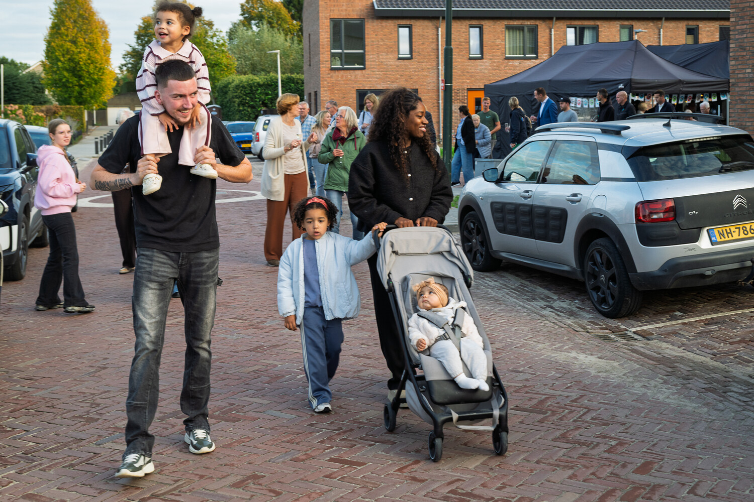Bewoners lopen naar het bijenhotel.