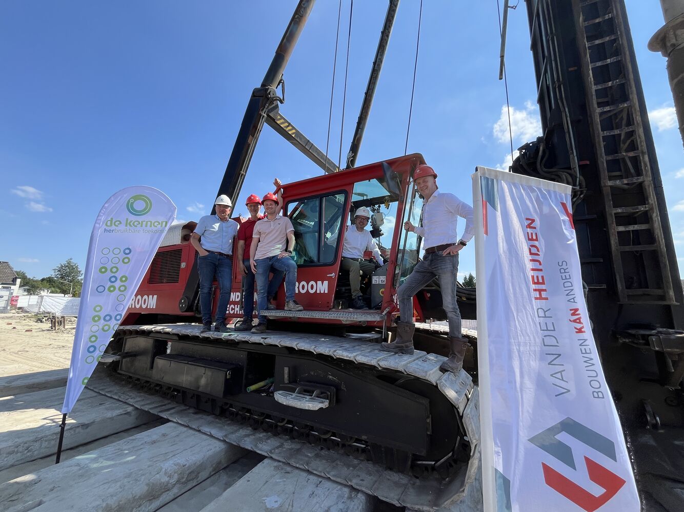Op de foto: v.l.n.r.. Eric Bressers, projectleider De Kernen, Marius Volleberg, uitvoerder Van der Heijden, Mike Janssen, projectleider Van der Heijden, Martijn de Groof, adjunct-directeur De Kernen, Ferry Verstappen, commercieel directeur Van der Heijden.