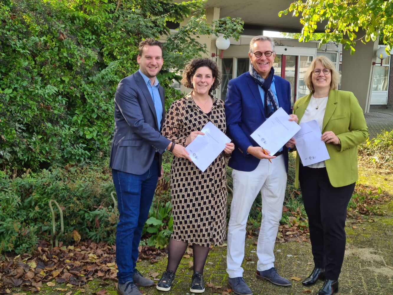 Foto: v.l.n.r. Rob Reuvers, wethouder Sociaal Domein | Marieke van den Boom, wethouder Ruimte | Marinus Kempe, bestuurder Woonstichting De Kernen | Saskia Ermers, bestuurder zorggroep Maas & Waal