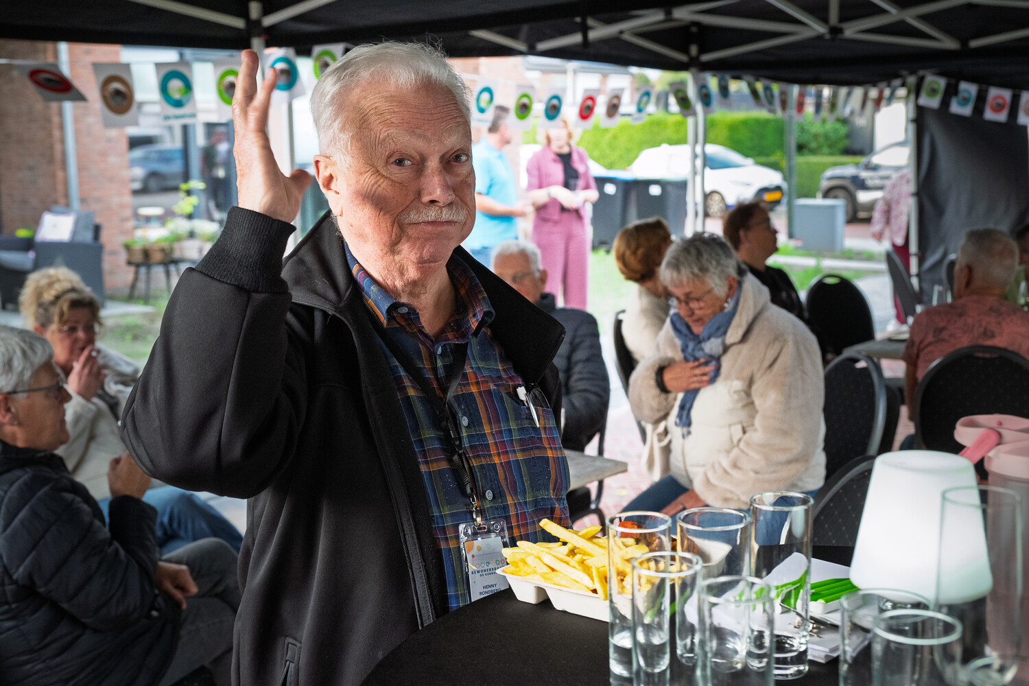 Man geniet van een bakje friet.