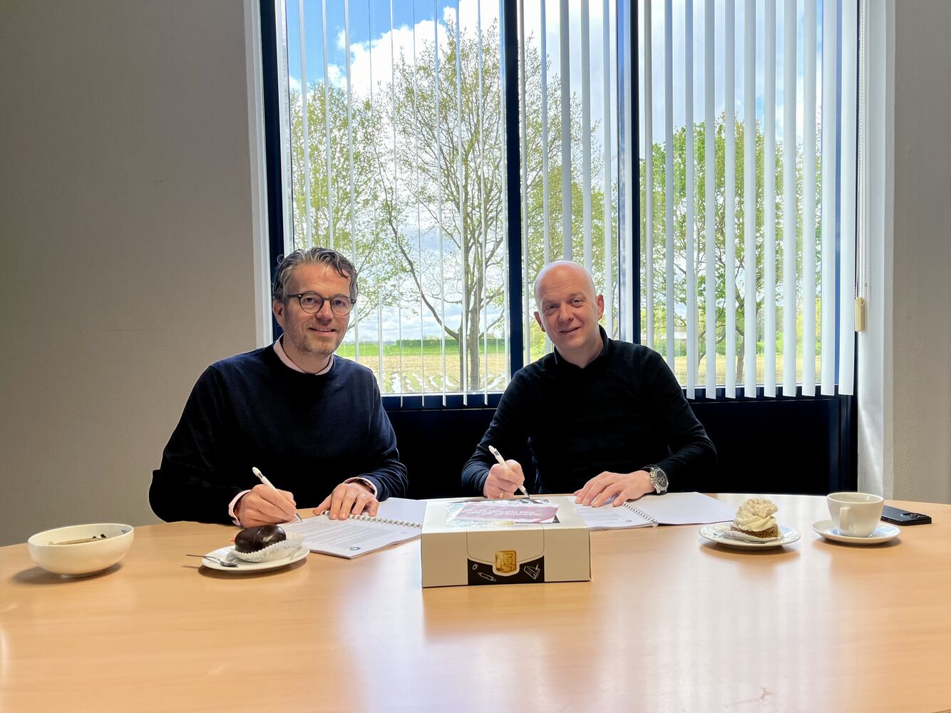 Adjunct directeur Martijn de Groof (De Kernen) en Ferry Verstappen (Van der Heijden) ondertekenen de samenwerking. 