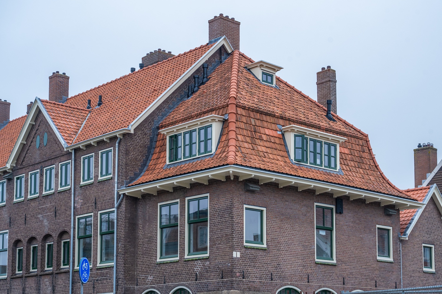 Gevel details van monumentale woningen Lage Rijndijk