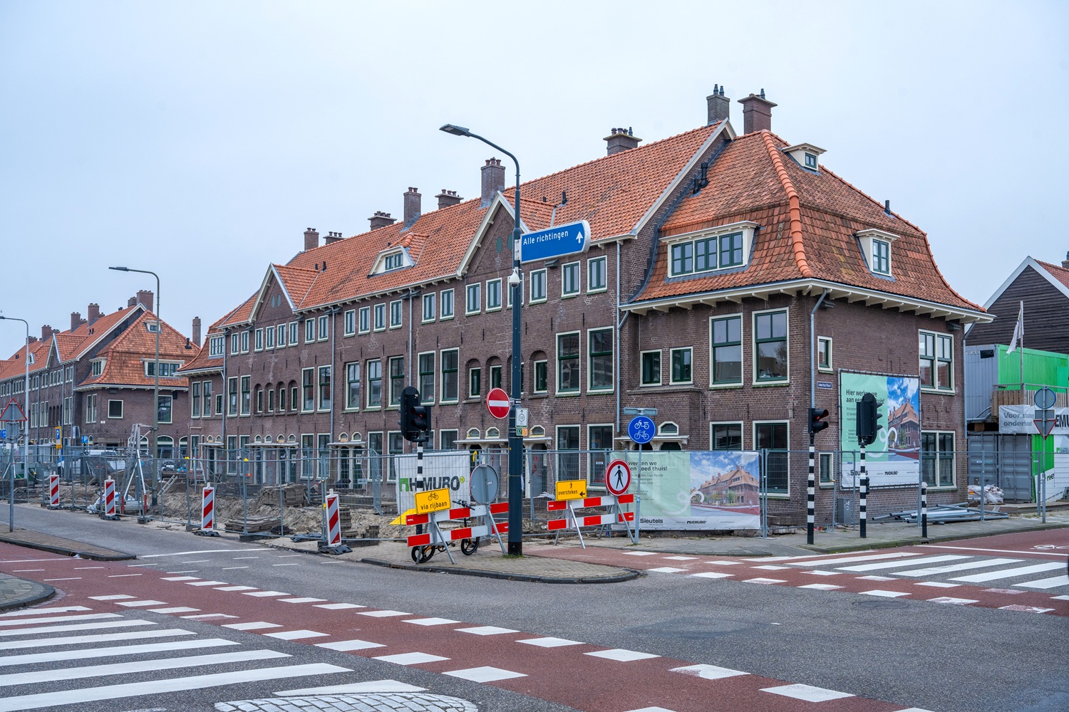 Voor aanzicht monumentale woningen Lage Rijndijk