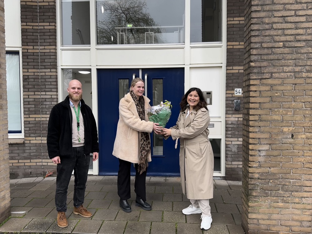 Bewoner Maresingel krijgt bloemen van medewerker De Sleutels
