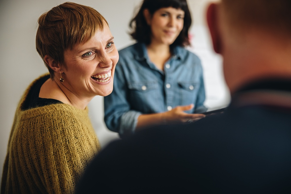 twee vrouwen en een man in gesprek