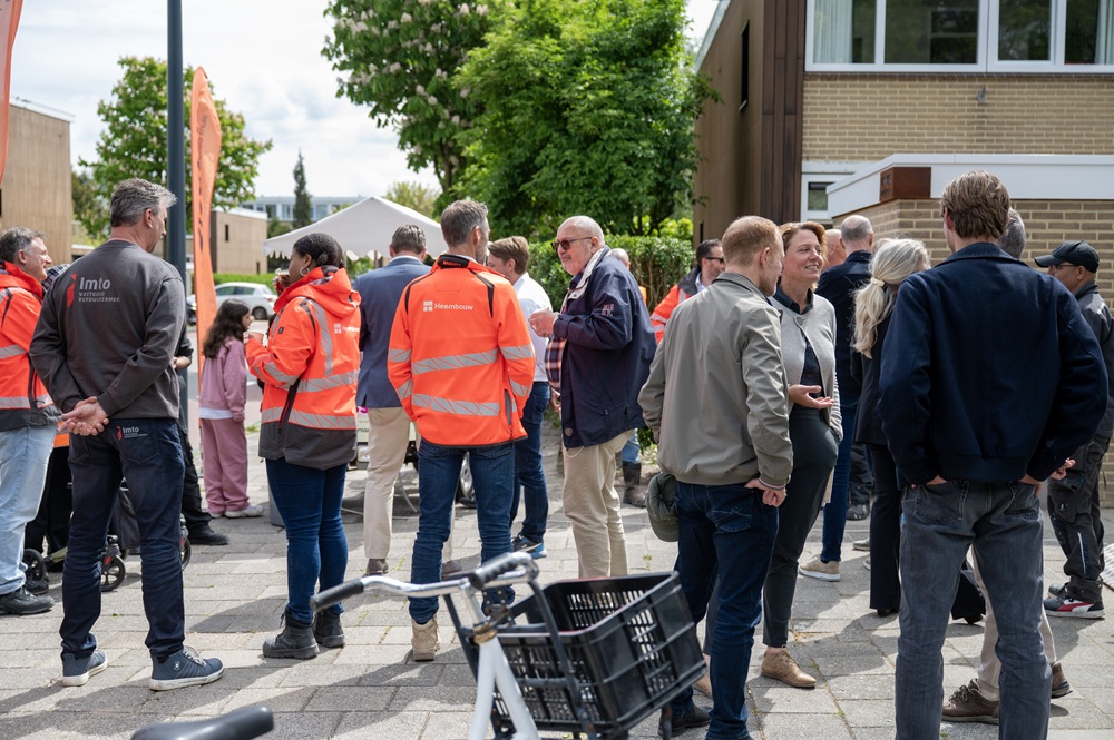 mensen van de bouw in gesprek met bewoners tijdens opleverfeest smaragdlaan