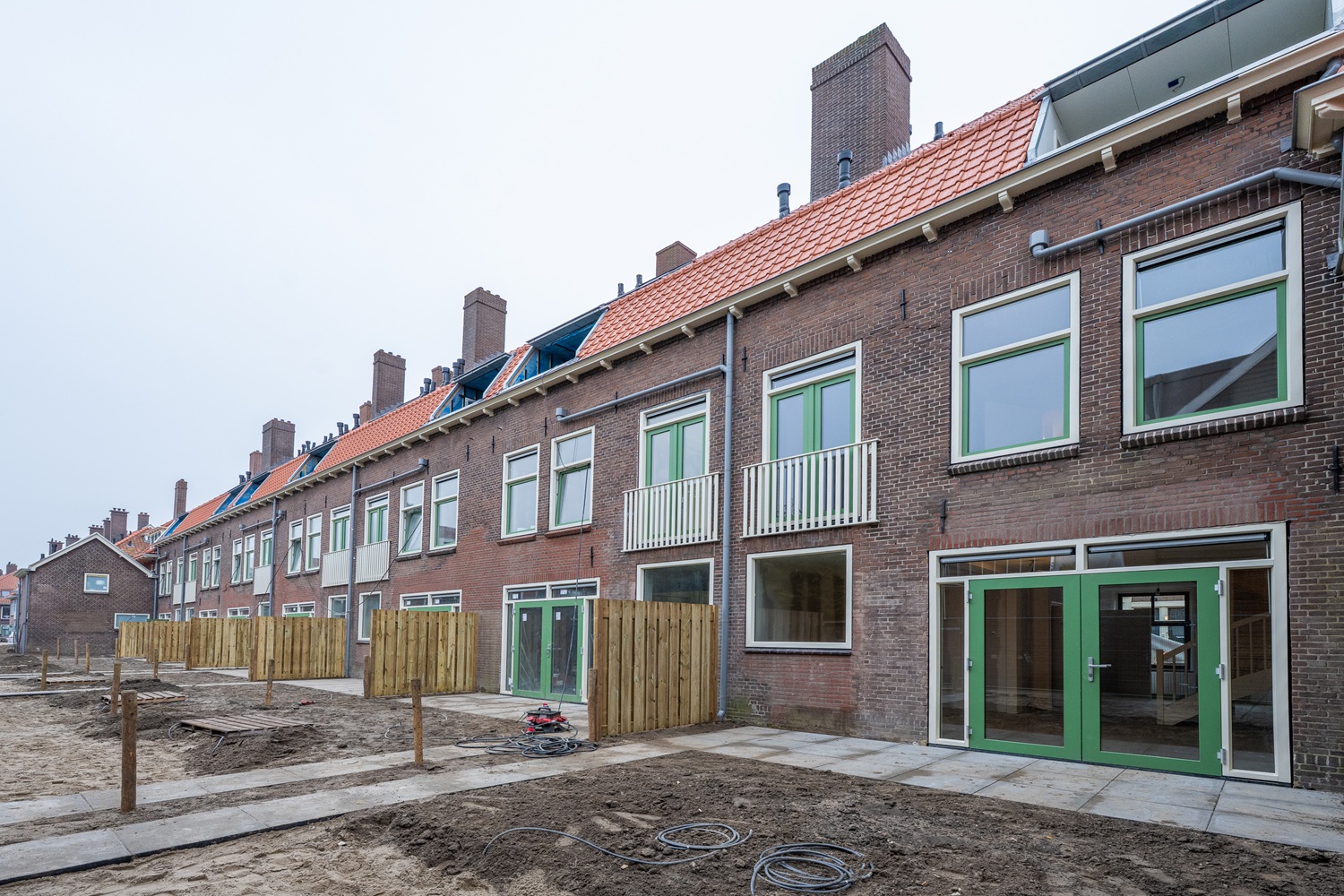 Achter aanzicht met tuinen gerenoveerde woningen Lage Rijndijk