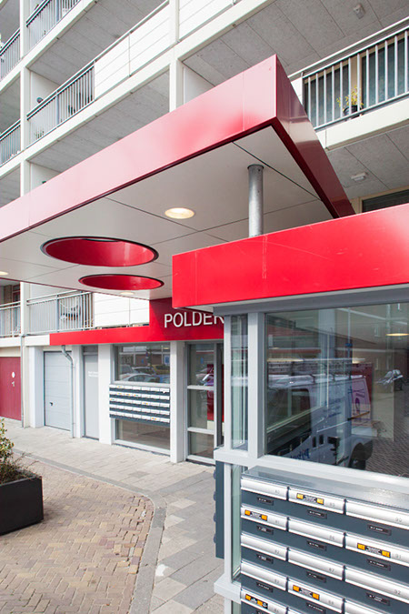 Entree met brievenbussen van de flat Poldermolen