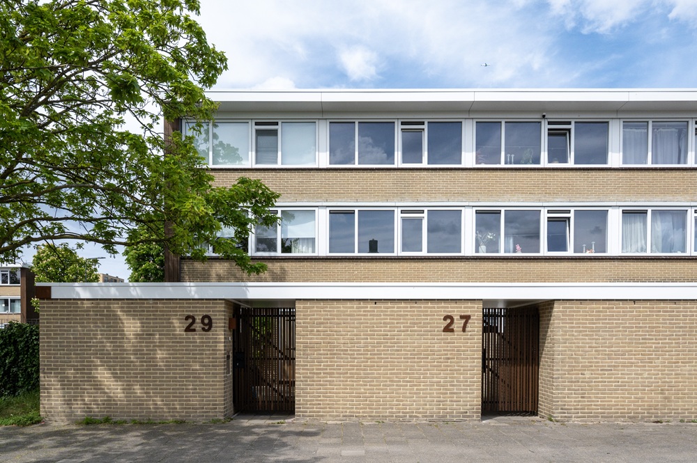 vernieuwde entrees van de woningen aan de smaragdlaan