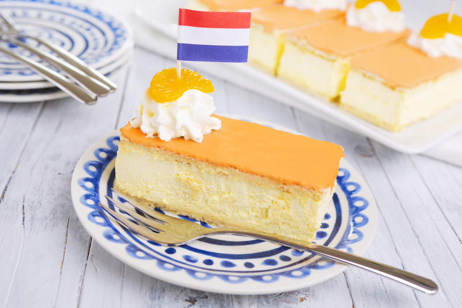 oranje tompouce met nederlands vlaggetje erop