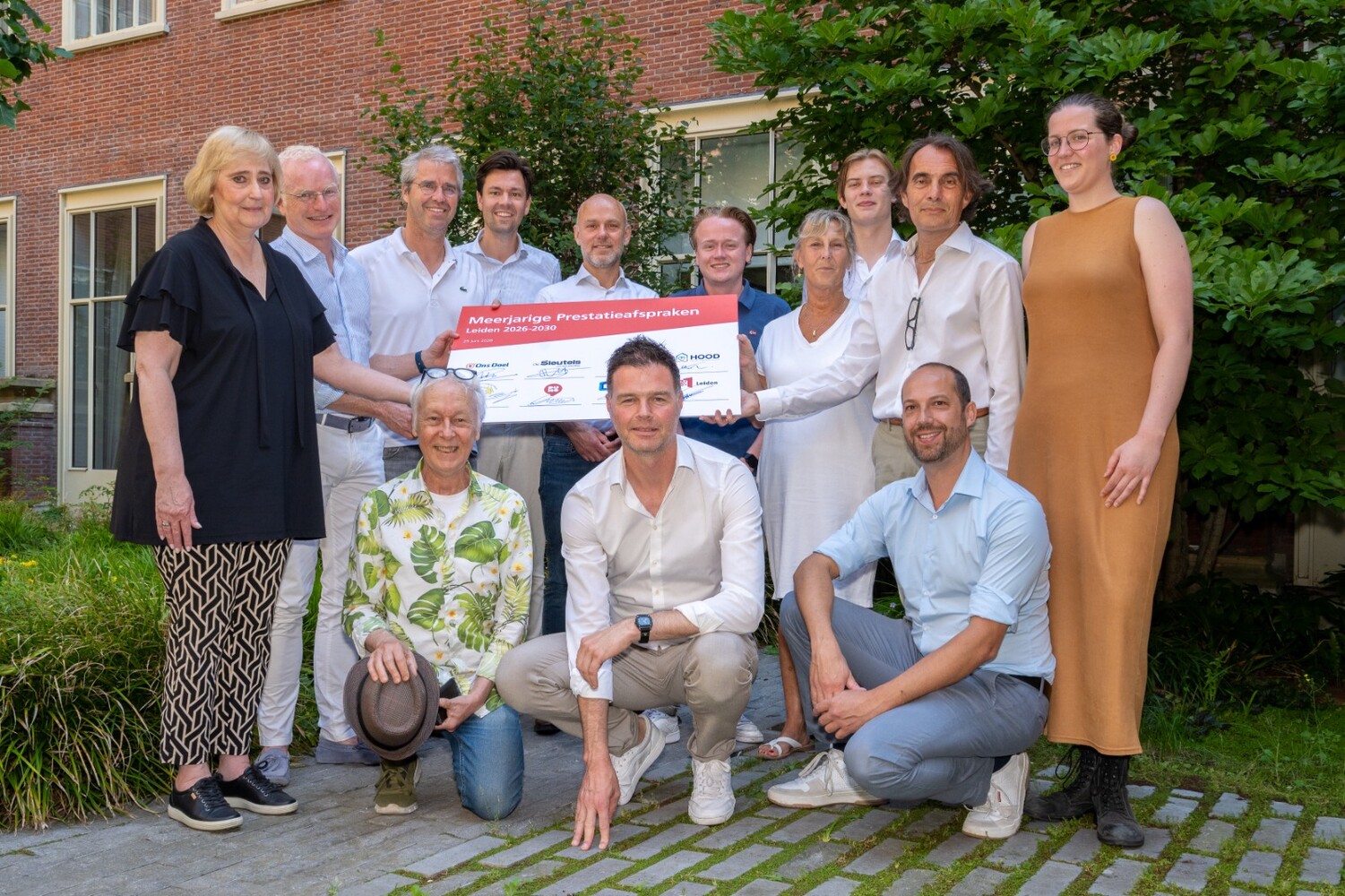vertegenwoordigers van huurders, gemeente en corporaties houden de ondertekende prestatieafspraken vast