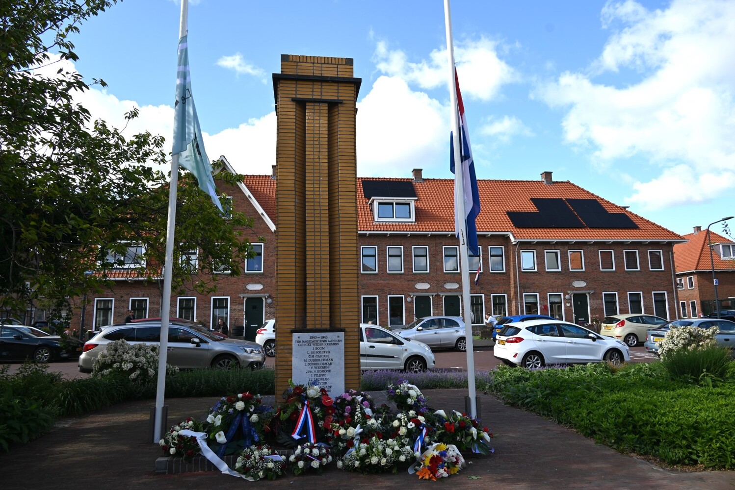 monument de Naald in de Kooi op 4 mei, met vlaggen halfstok en kransen 