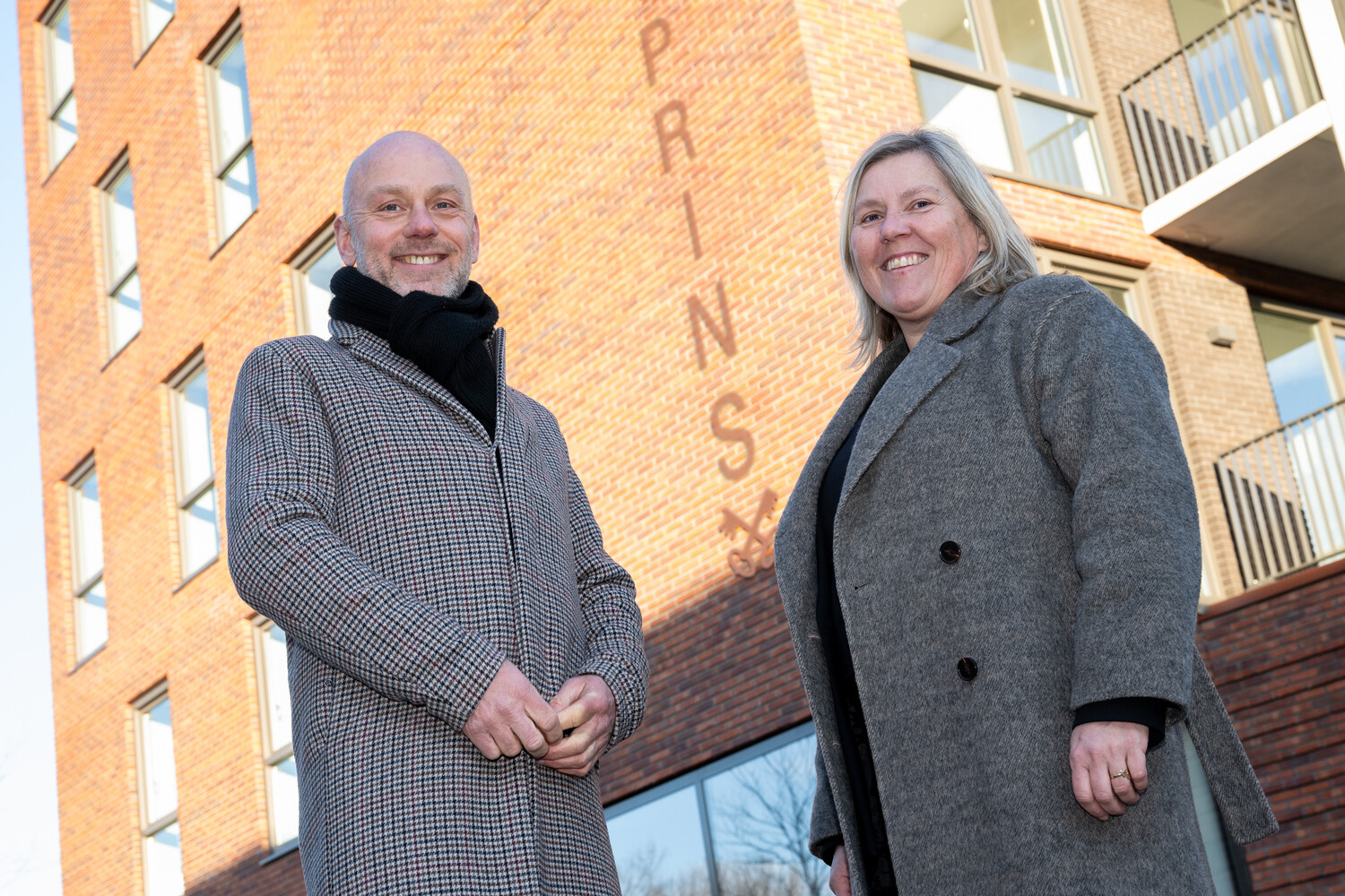 Danny Wijnbelt, directeur bestuurder De Sleutels en Anita Oudejans directeur Ballast Nedam West onthullen naam 'Prins' van het 1e woonblok