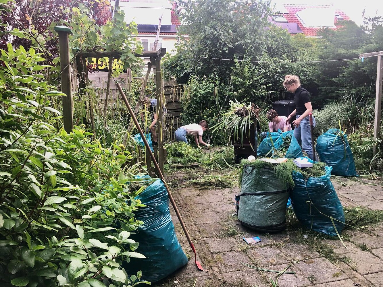 mensen in de tuin bezig met onderhoud