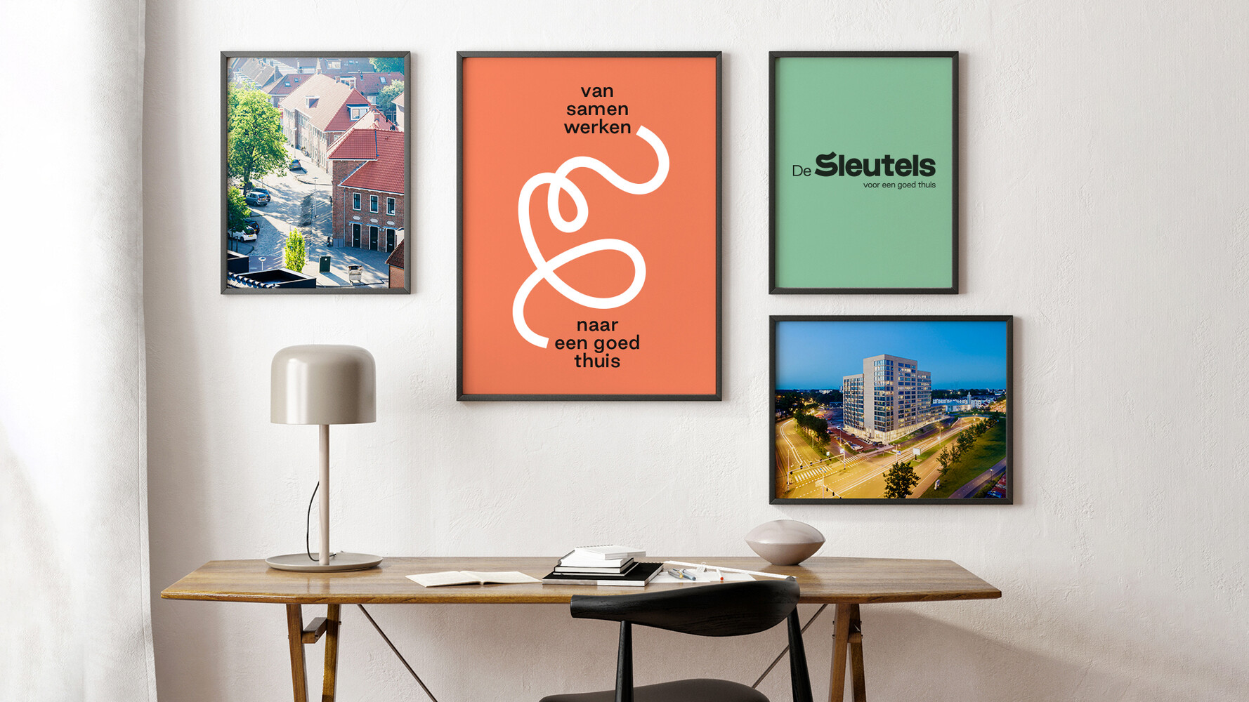 Bureau met op achterwand lijstjes met het logo van De Sleutels