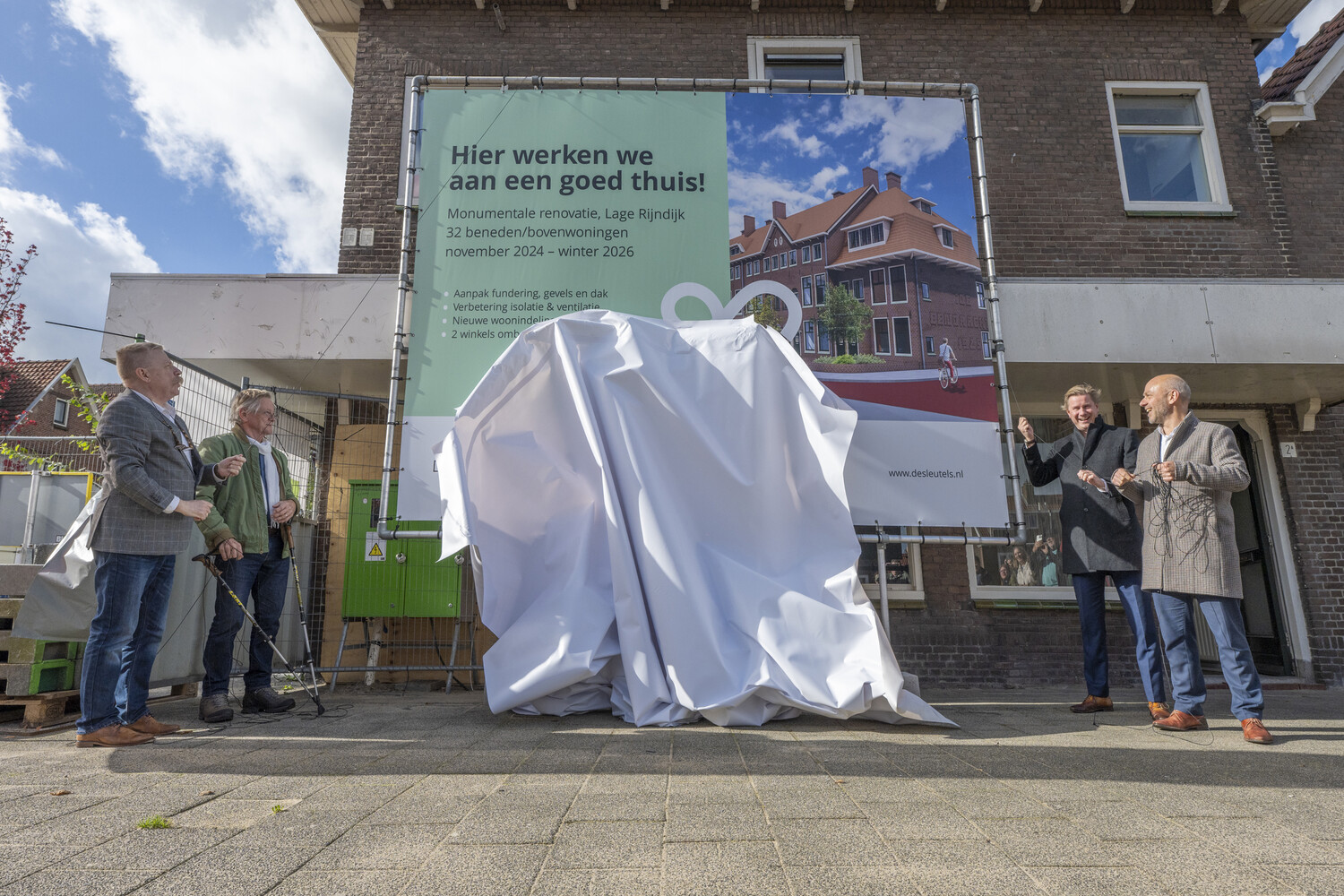 Bouwbord wordt onthuld