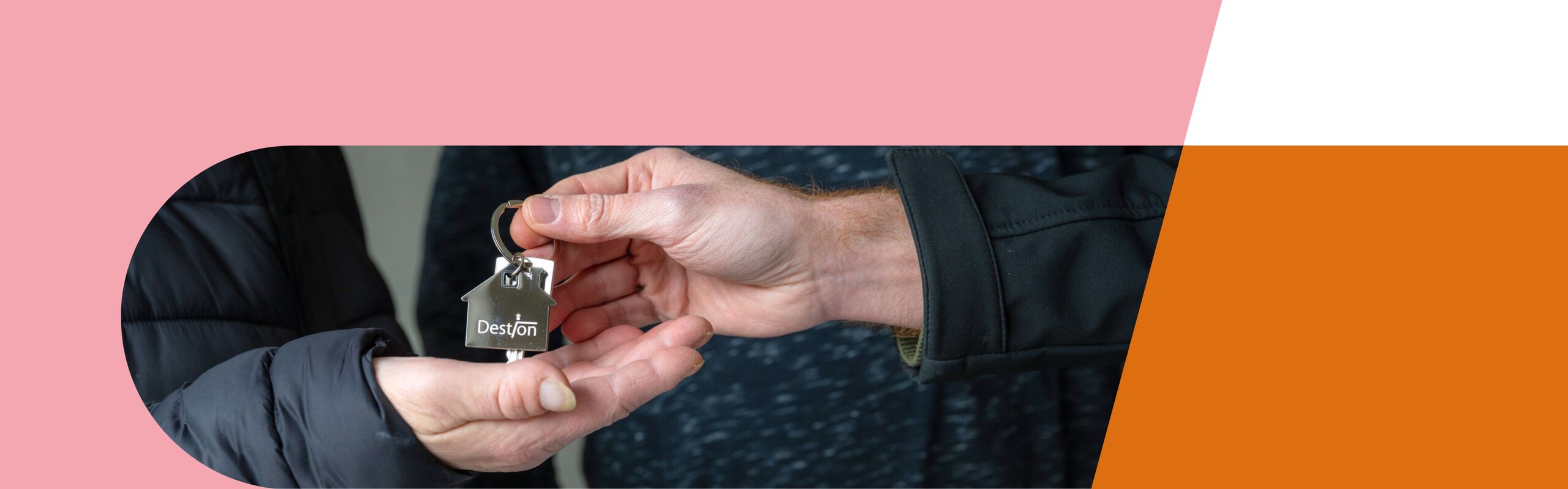 Huurder ontvangt sleutel met een Destion sleutelhanger