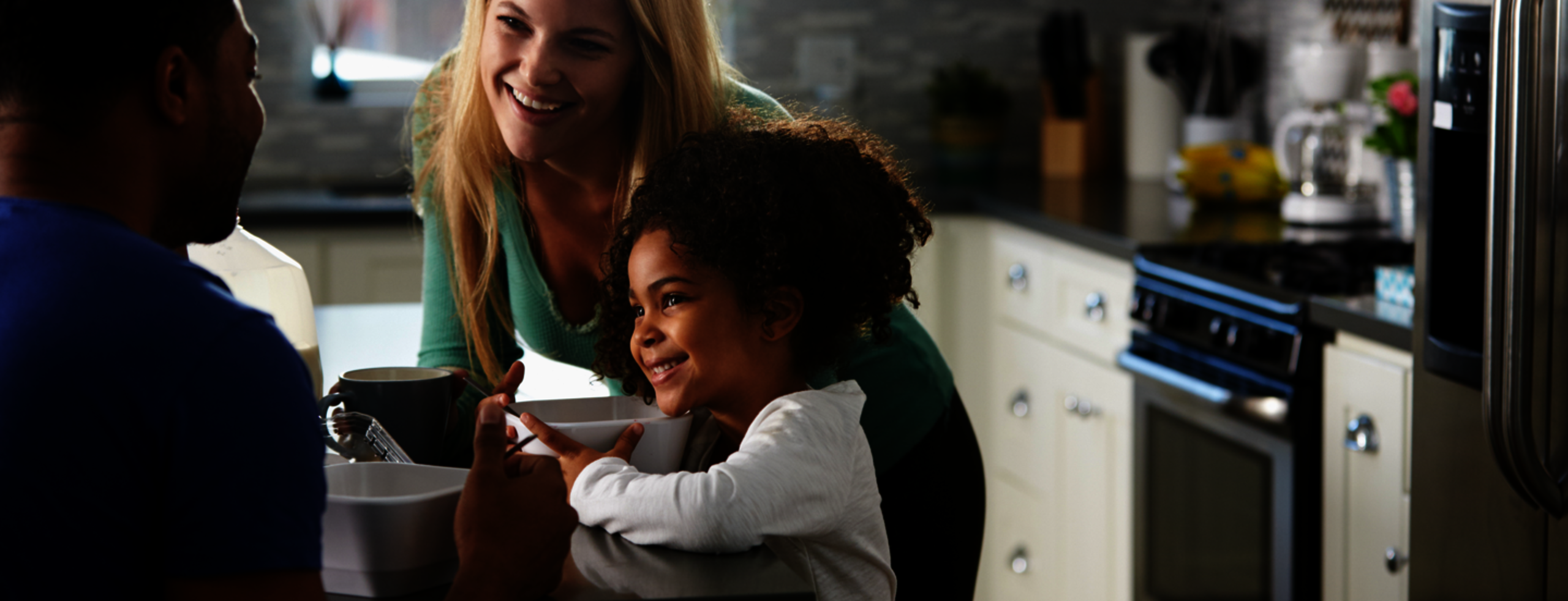 banner: gezin aan tafel lachend