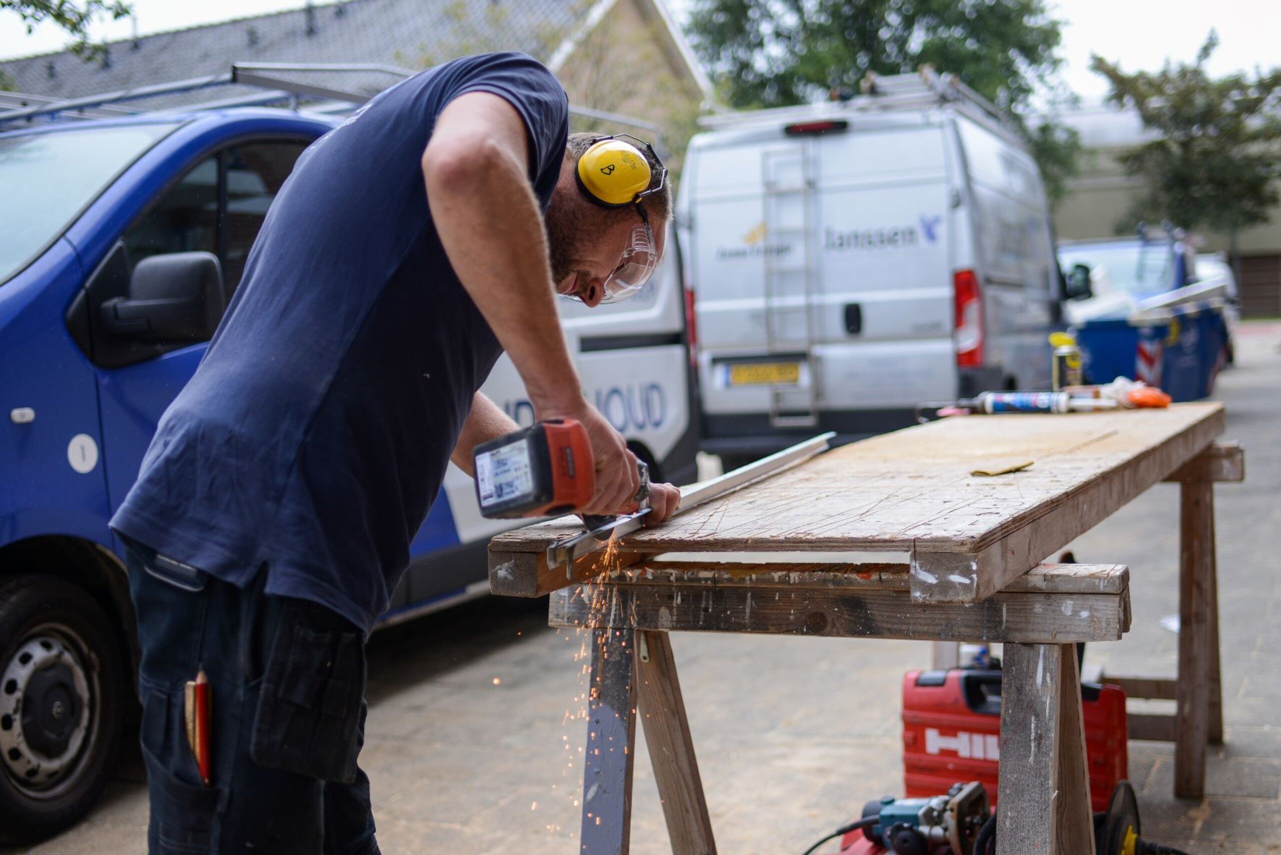 banner: persoon zaagt een plank doormidden