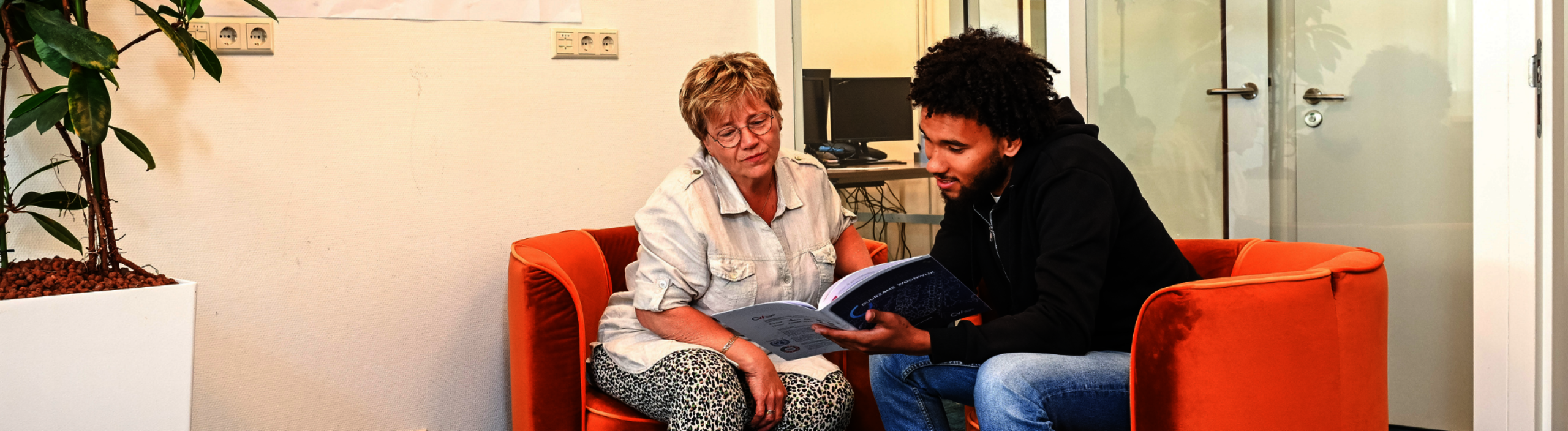 Man en vrouw kijken naar een boekje