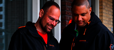 Banner: medewerkers dunavie kijken naar scherm 