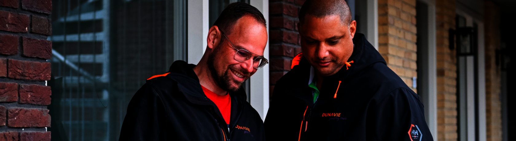 Banner: medewerkers dunavie kijken naar scherm 