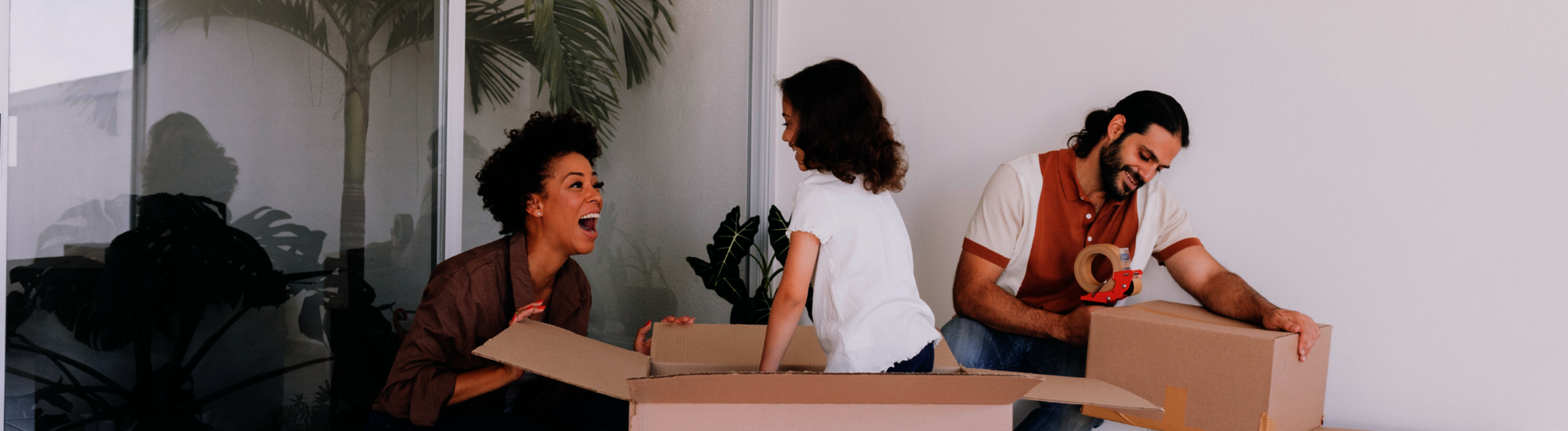 Banner: gezin verhuist en pakt dozen in