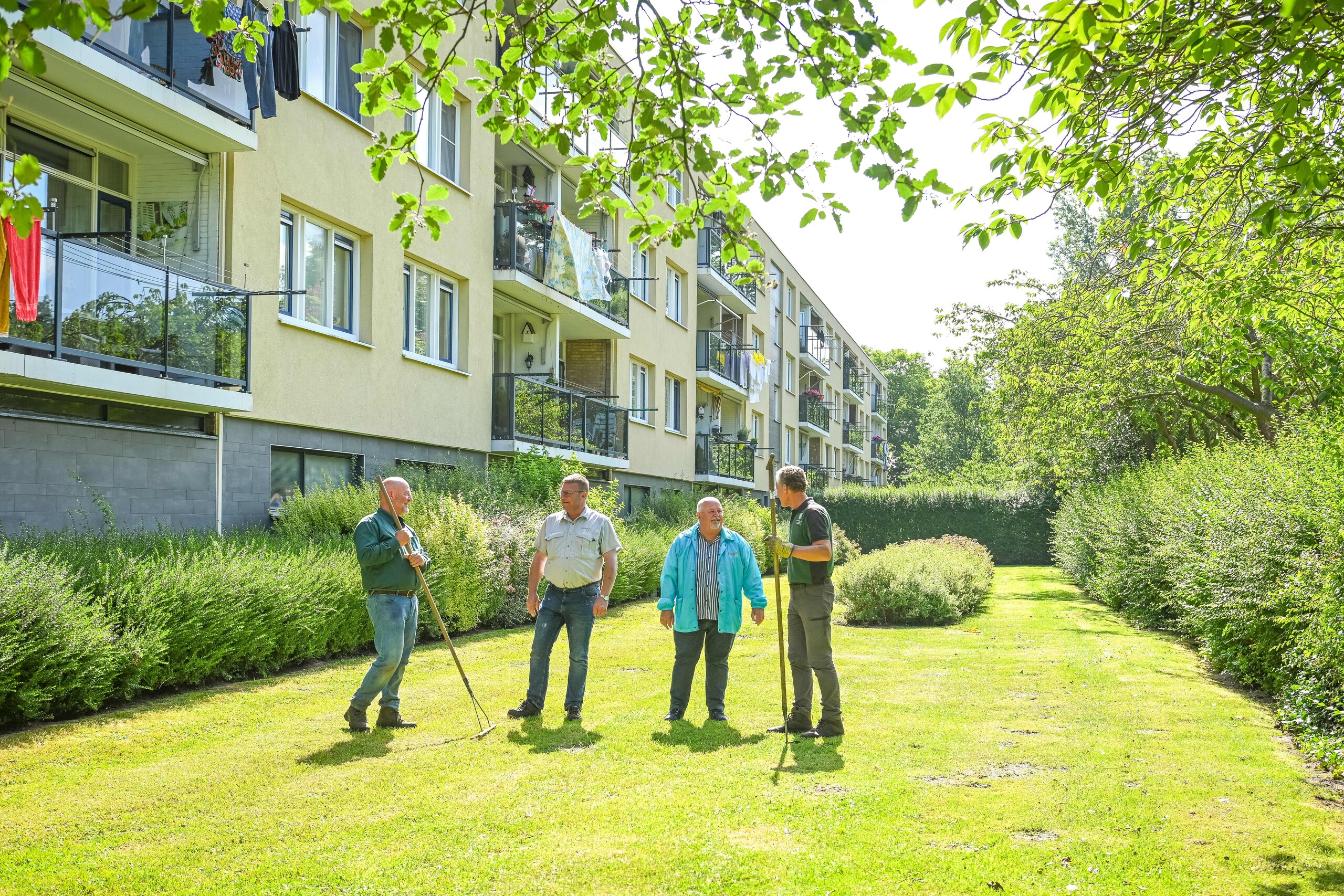 banner: medewerkers dunavie op gras pratend