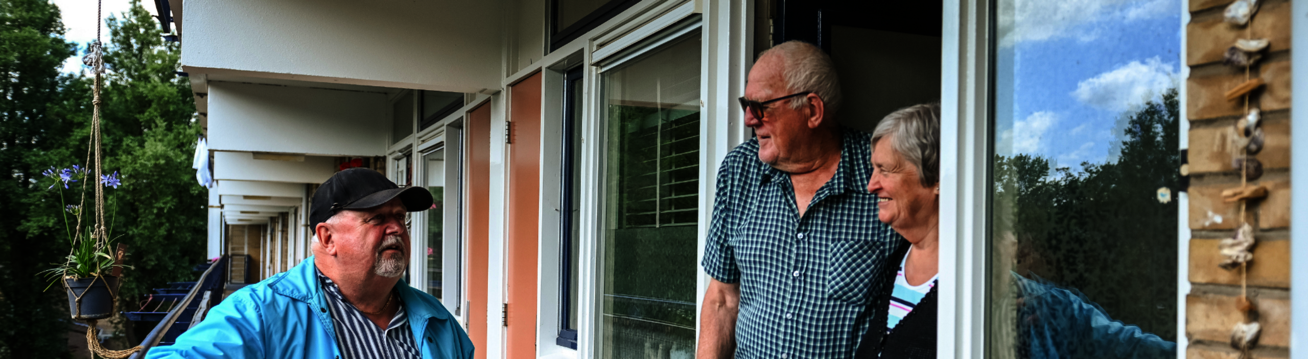 Banner: medewerker dunavie is in gesprek met huurders aan de deur