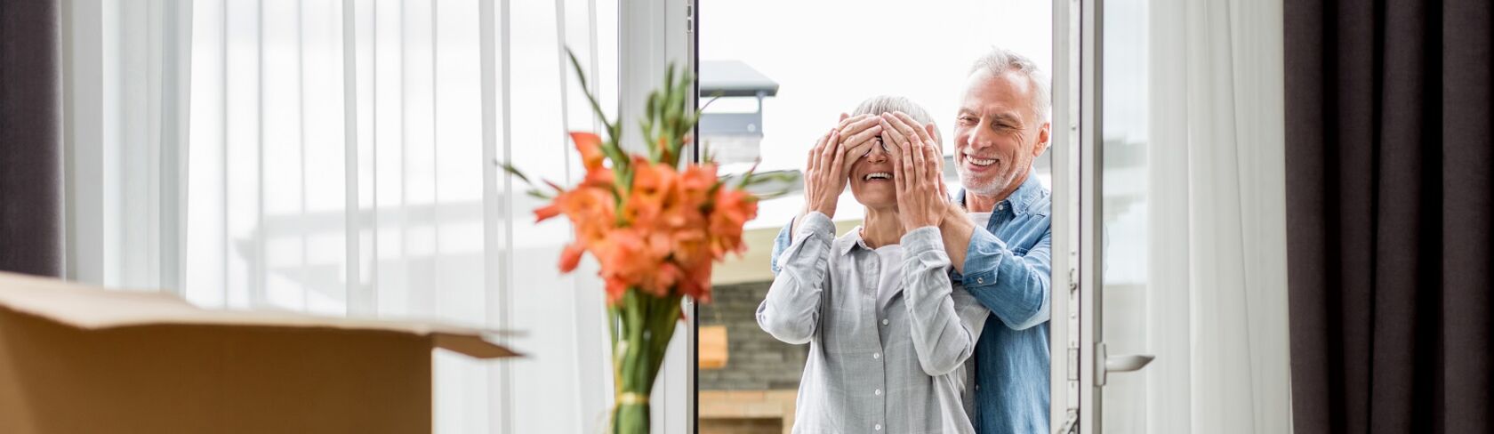Ouder stel gaat hun nieuwe huurwoning binnen 
