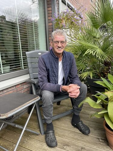Frans Kreté in het zitje in de voortuin van zijn woning