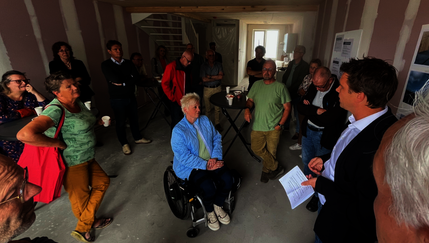 Groep raadsleden in een van de in aanbouw zijnde woningen. Luisterend naar het verhaal van BOTS.