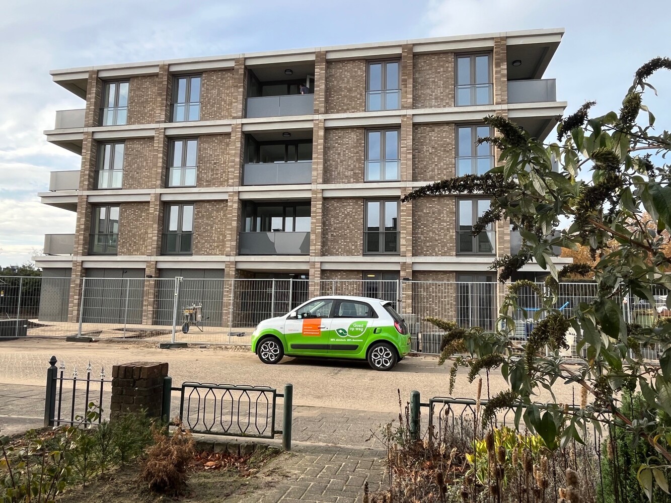 Foto van één van de 2 appartementencomplexen in aanbouw aan de Drossard de la Courtstraat. 1 maand voor oplevering.