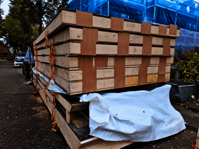Stapel biobased dakplaten.