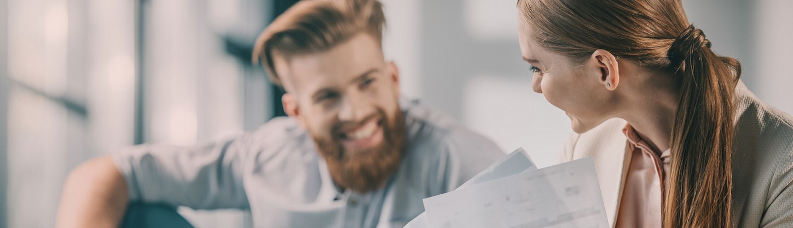 Lachend jong stel blij met huurovereenkomst