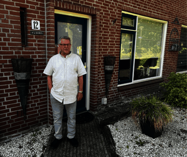 Noud van Bakel voor de voordeur van zijn woning.