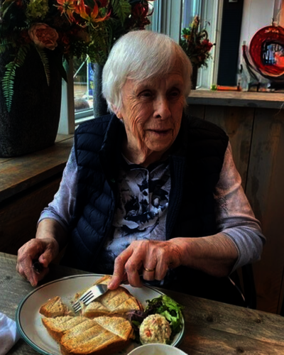Foto van Pieta aan tafel in een restaurant een tosti aan het eten.