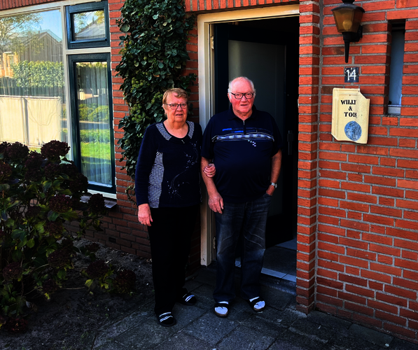 Willy en Toos Smolders voor de voordeur van hun woning.
