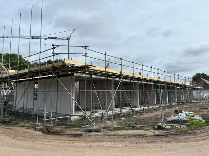 Foto van Ter Tuynen tijdens de bouw waarbij de muren van de ruwbouw van de begane grond deels staan en de eerste verdieping is bereikt.