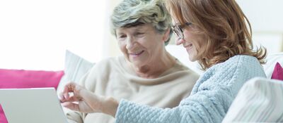 Twee vrouwen inschrijven Wooniezie op laptop