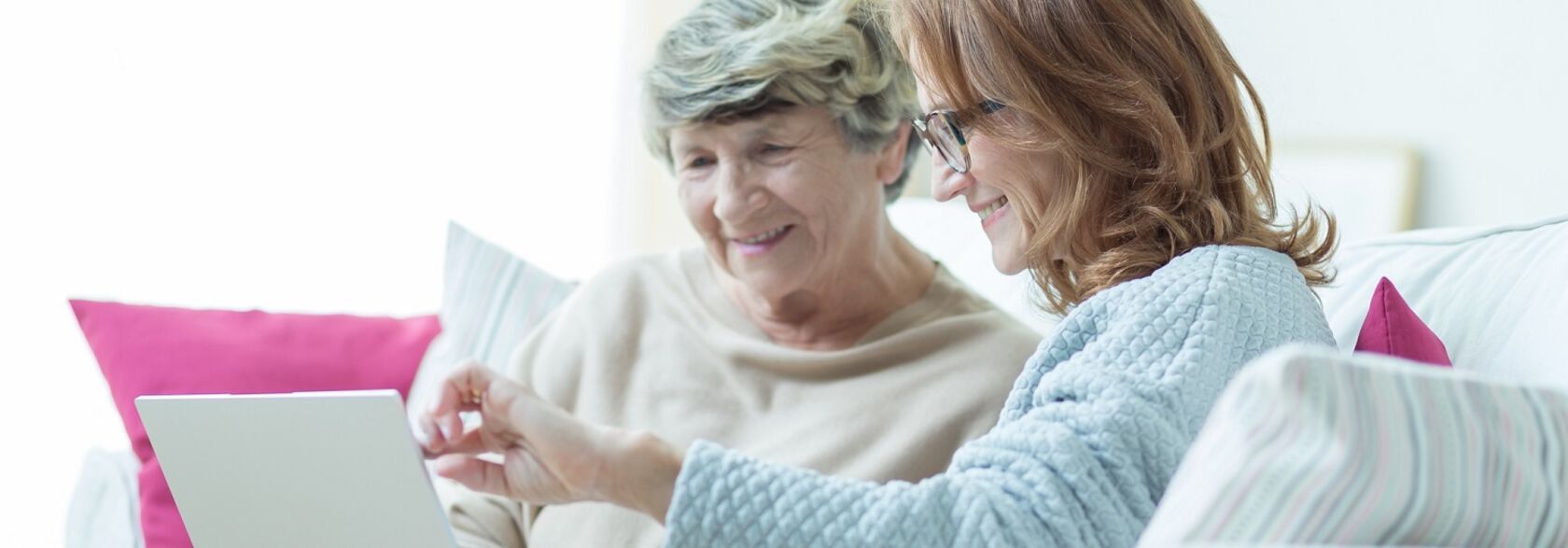 Twee vrouwen inschrijven Wooniezie op laptop