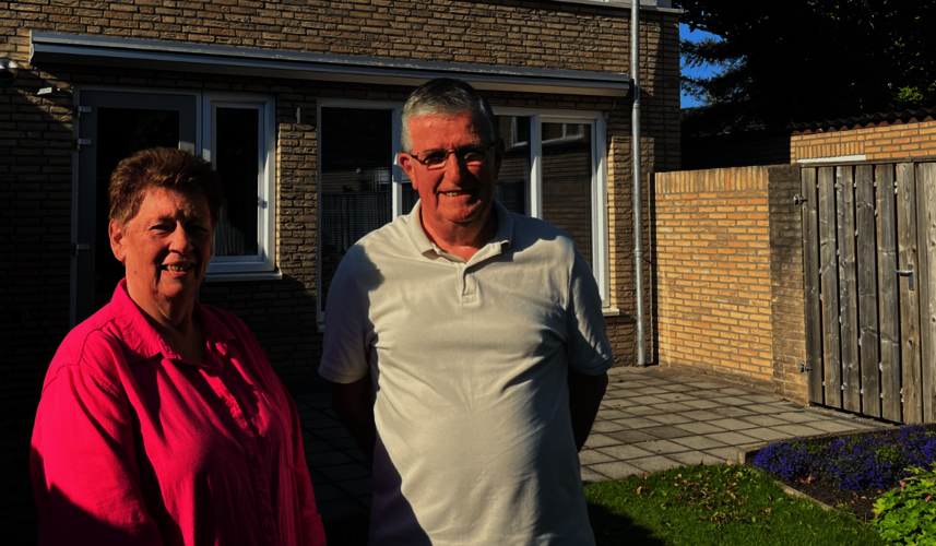Addie en Carla in de volle zon in de achtertuin voor de achtergevel van hun woning.