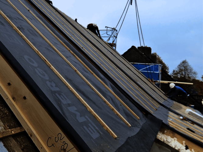 Stuk van het dak met daarop geïnstalleerde biobased dakplaten.