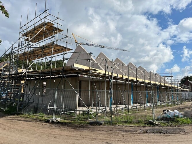 Foto van Ter Tuynen tijdens de bouw waarbij op de tweede verdieping de tussenmuren van het dak (de 2e verdieping) al staan.