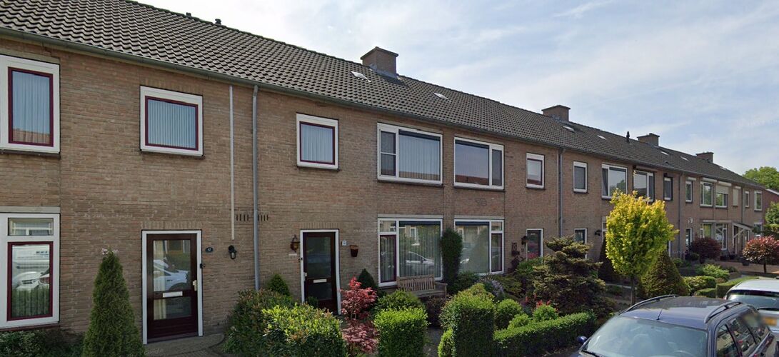 Foto van een rij woningen aan de Anton Coolenstraat.