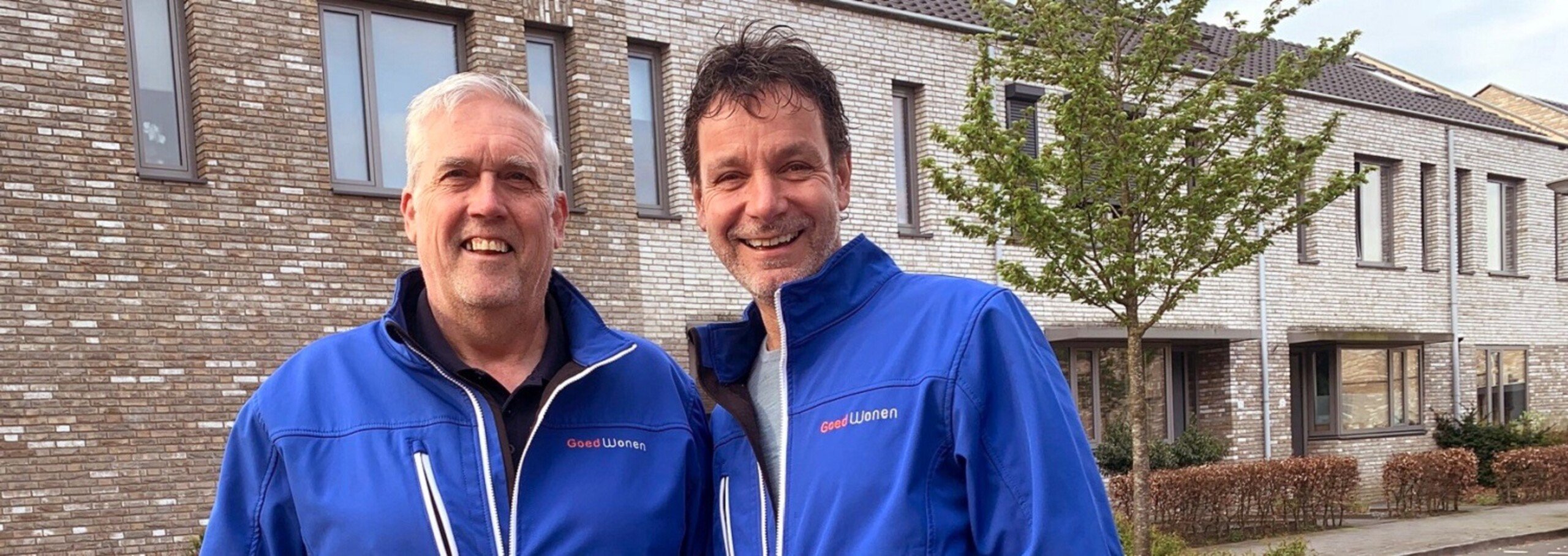 Onze buurtcoaches Mark en Peter. Lachend. Midden in de wijk