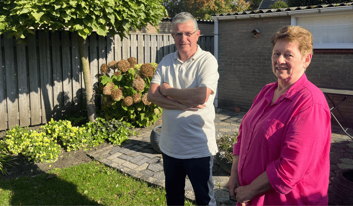 Addie en Carla in de volle zon in hun achtertuin voor hun schuurtje